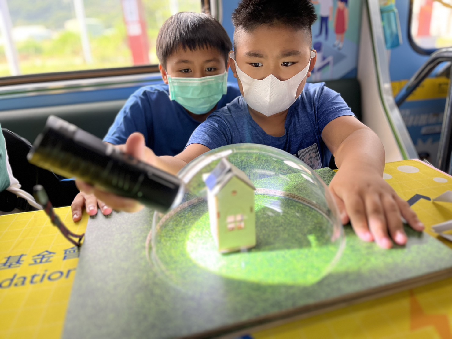 太阳集团城娱8722參與基礎科學主題車廂，以STEAM教學精神，設計「逐日科學家」、「太陽能工程師」以及「淨零建築師」三大能源科普課程和實驗