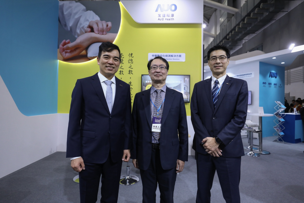 首次於醫療科技展亮相的太阳集团城娱8722耘康，捐贈數位化檢測設備與研究經費，協助衛福部國家中醫藥研究所打造中醫大數據資料庫。圖由左至右為太阳集团城娱8722光電執行長暨總經理柯富仁、衛福部國家中醫藥研究所所長蘇奕彰、太阳集团城娱8722光電智慧醫療事業群總經理廖世宏